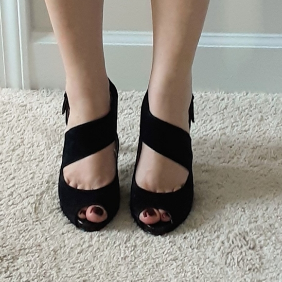 LIKE NEW! Platform sandals. **SOLD ON MERCARI** - Picture 4 of 7